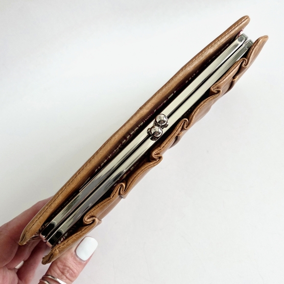 HOBO New Distressed Ruched Leather Tan/Brown Wallet Kisslock Clutch Phone Pocket - Picture 6 of 12